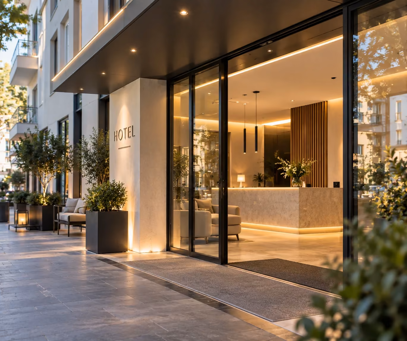 Ingresso e reception di un hotel in città